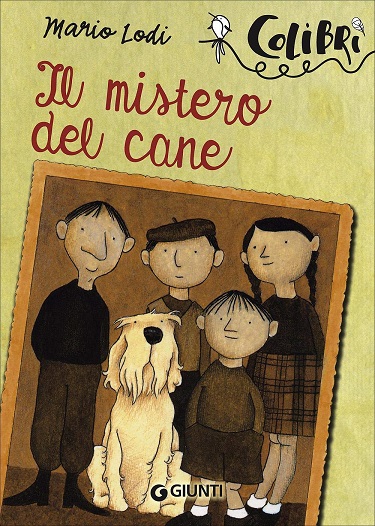 La copertina del libro Il mistero del cane di Mario Lodi. È illustrata una vecchia foto in bianco e nero con tre bambini, una bambina e un cane in posa per l'obiettivo.