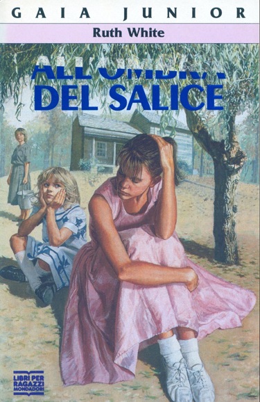 La copertina del libro All'ombra del salice di Ruth White. Rappresenta tre figure femminili, di cui due ragazzine in primo piano, sullo sfondo di una casa di campagna e un albero.