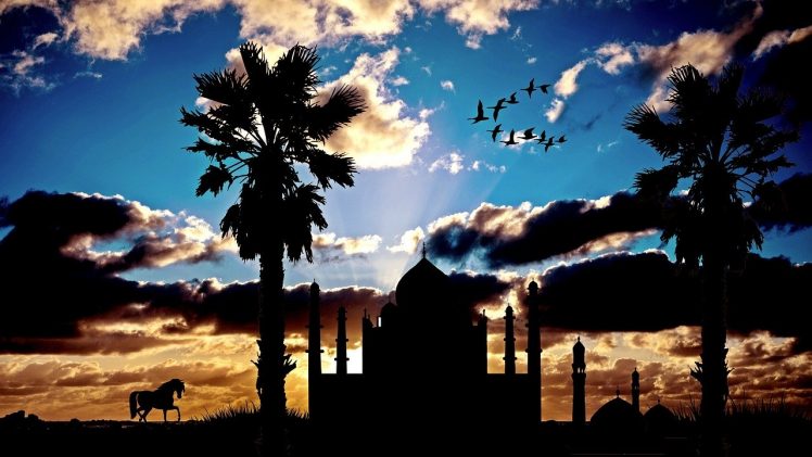Profilo di una città araba in controluce, davanti a un cielo al tramonto